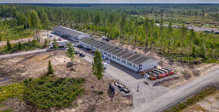 Ruutikankaan päärakennukset, joissa toimisto- ja neuvottelutiloja, sosiaalitilat, vessat, ravintolatilat ja laaja terassi.